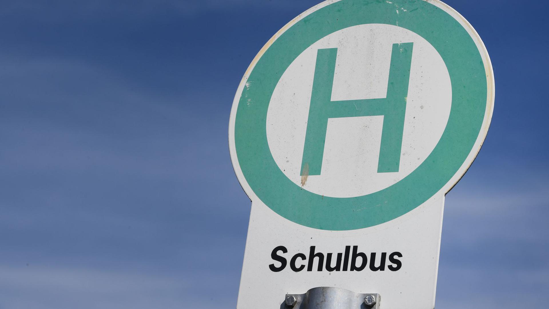 Ein Schild weist auf eine Schulbushaltestelle hin.
