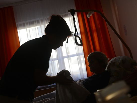 ARCHIV - Eine Frau wird am 05.12.2012 in Berlin in einem Seniorenpflegeheim von einer Pflegerin betreut. Frauen haben in Deutschland deutlich häufiger Teilzeitjobs als im EU-Durchschnitt. Foto: Jens Kalaene/dpa (zu dpa «Fast jede zweite Frau in Deutschland hat einen Teilzeitjob» vom 07.03.2013) +++ dpa-Bildfunk +++