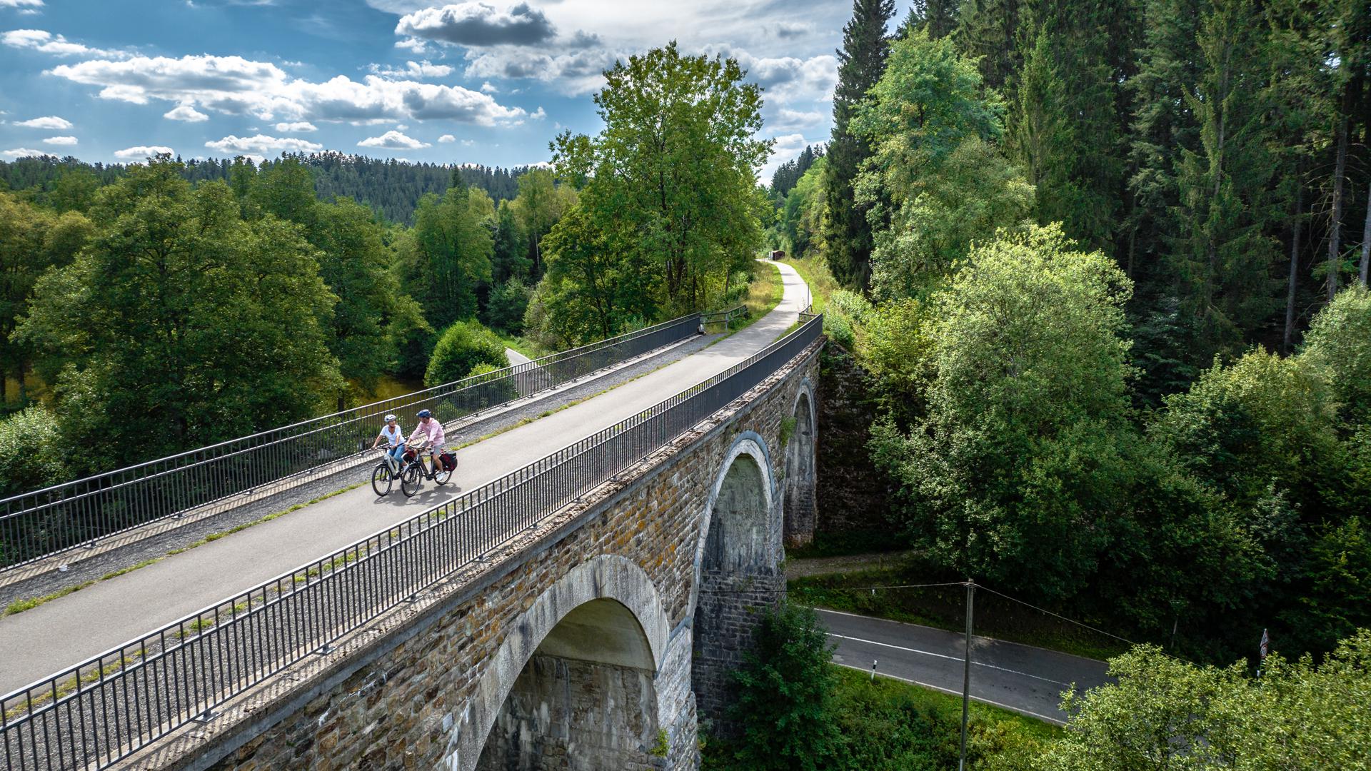 Die Viadukte wurden früher von der Eisenbahn genutzt, heute sind sie für Radfahrende reserviert.