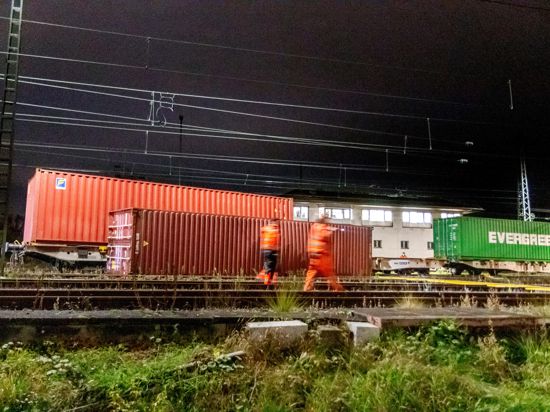 Nach einem Rangierunfall ist die Zugstrecke zwischen dem Bahnhof Wörth und Karlsruhe gesperrt. Zwei Waggons eines Güterzugs seien bei einer Rangierfahrt am späten Mittwochnachmittag aus den Schienen gesprungen, sagte ein Sprecher der Deutschen Bahn. Von der Sperrung betroffen sei der Regionalverkehr. +++ dpa-Bildfunk +++ 