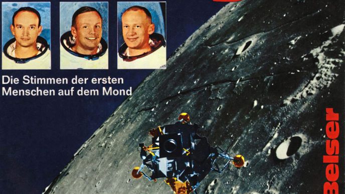 Cover zu einer Schallplatte mit den Stimmen von Neil Armstrong und Buzz Aldrin. Die Astronauten sind während des Anflugs auf den Mond und beim Betreten des Mondes zu hören.