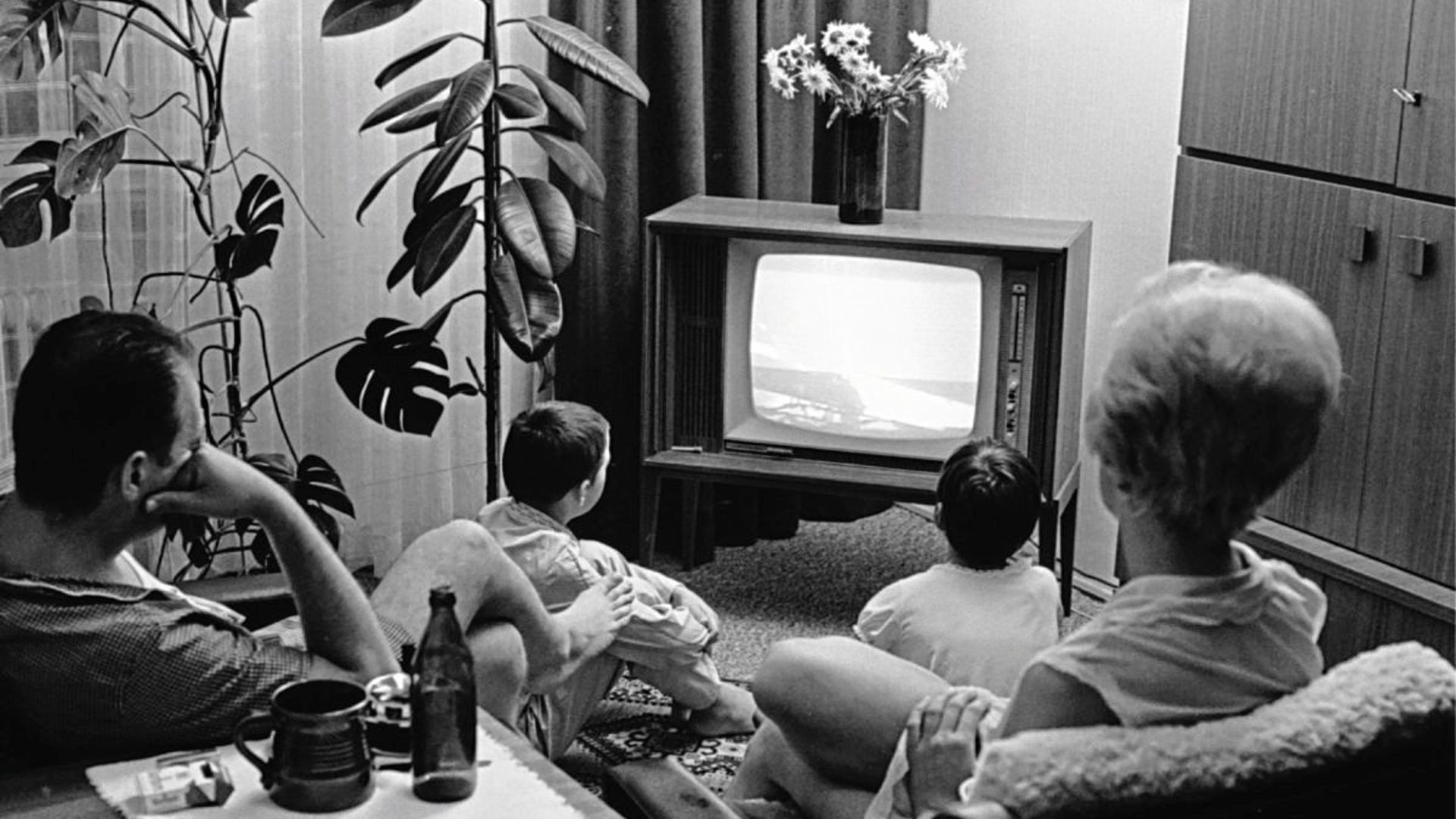 Eine Familie verfolgt 1969 in ihrem Wohnzimmer die Live-Berichterstattung zur ersten Mondlandung.