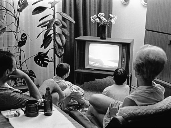 Eine Familie verfolgt 1969 in ihrem Wohnzimmer die Live-Berichterstattung zur ersten Mondlandung.