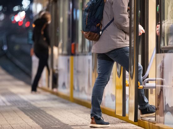 Menschen steigen im morgendlichen Berufsverkehr in eine U-Bahn. In Bussen und Bahnen gilt in Baden-Württemberg jetzt die 3G-Regel. +++ dpa-Bildfunk +++