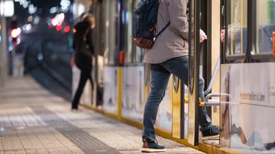 Menschen steigen im morgendlichen Berufsverkehr in eine U-Bahn. In Bussen und Bahnen gilt in Baden-Württemberg jetzt die 3G-Regel. +++ dpa-Bildfunk +++