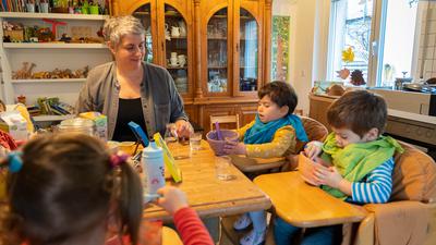 Frühstückszeit: Tagesmutter Stefanie Müller tischt aus Überzeugung nur Bio auf. Doch nicht nur die steigenden Lebensmittelpreise machen ihr zu schaffen.