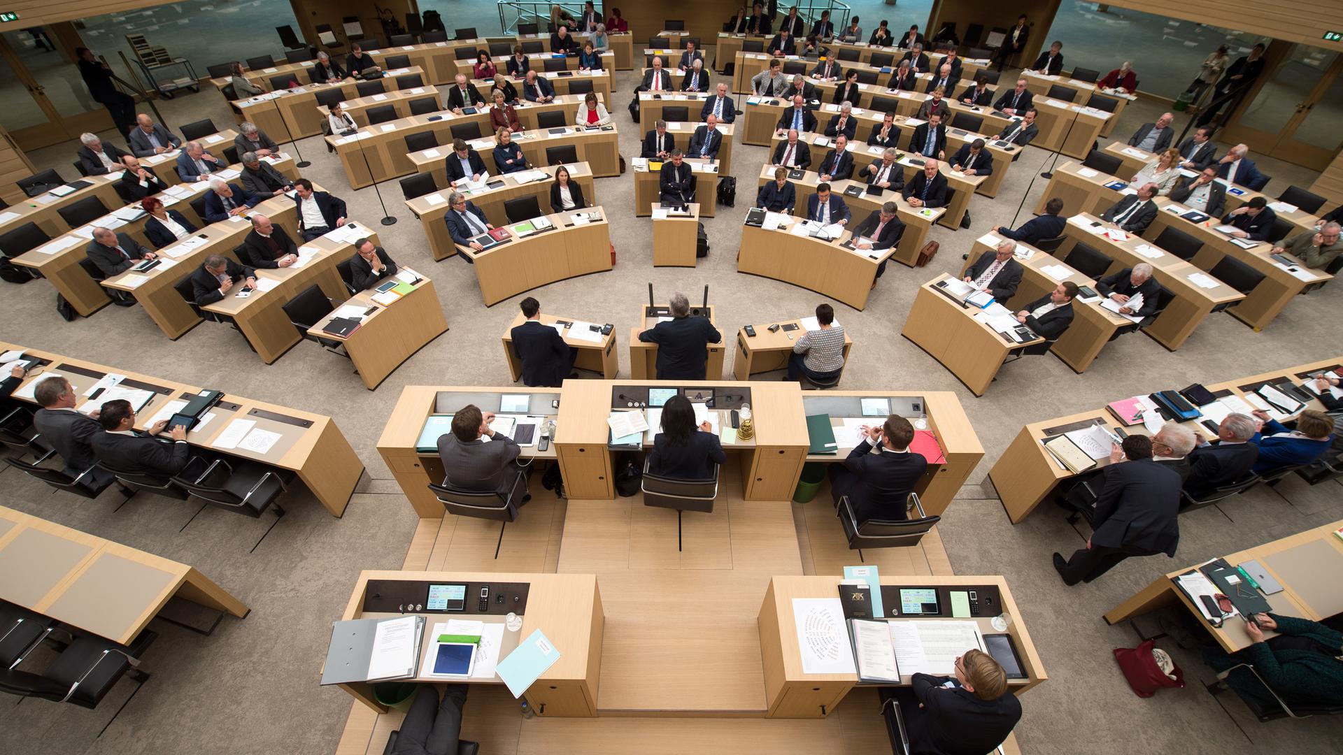  Die Abgeordneten des Landtags von Baden-Württemberg sitzen bei einer Debatte im Plenarsaal. 