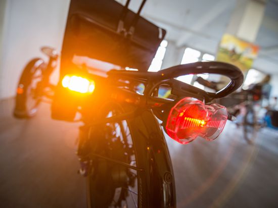 Ein Fahrradblinker  blinkt an einem Liegerad. Künftig sollen Blinker an Zweirädern erlaubt sein.