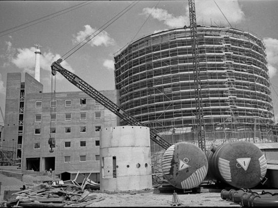 Baustelle des ersten Versuchsreaktors des Kernforschungszentrums Karlsruhe bei Leopoldshafen, Sommer 1959.