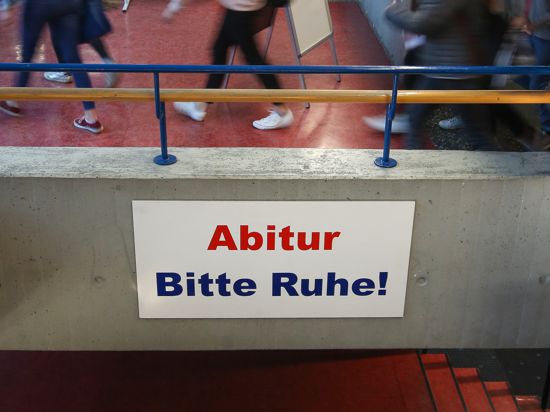Ein Schild mit der Aufschrift «Abitur Bitte Ruhe!» hängt im Gang eines Gymnasiums.