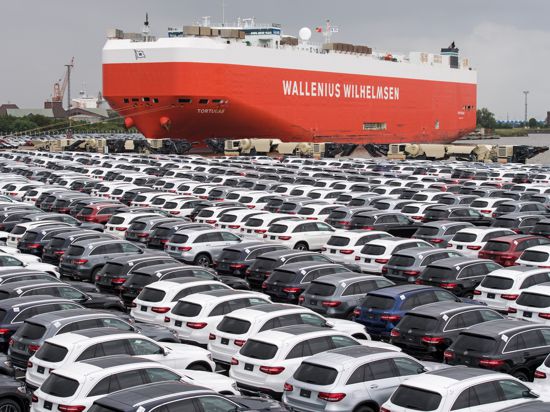 Neuwagen von Mercedes-Benz stehen am auf einem Autoterminal zur Verschiffung bereit.