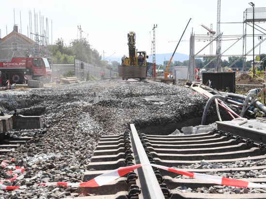 An der Baustelle des Bahntunnels finden bei Niederbühl Arbeiten statt. Dort haben sich Bahngleise abgesenkt.