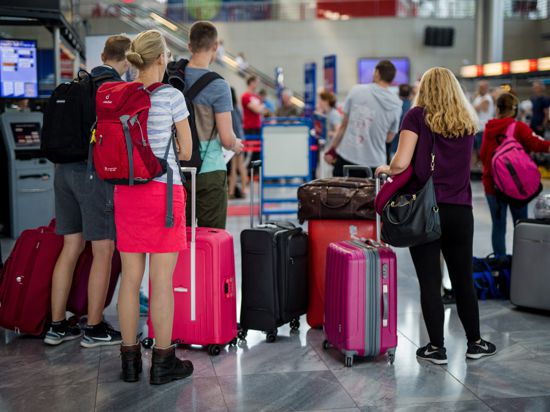 Wie lang müssen Passagiere warten? Diese Woche beginnen in Baden-Württemberg die Sommerferien. Flughäfen bereiten sich deshalb auf mehr Betrieb vor. 