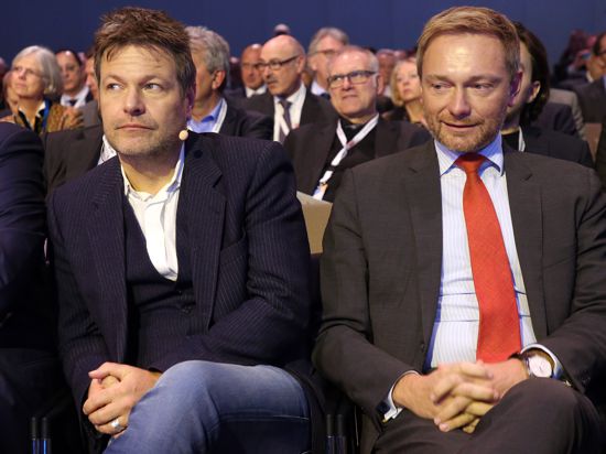 22.11.2018, Berlin: Christian Lindner (FDP, r), Vorsitzender und Robert Habeck (Bündnis90/Die Grünen), Vorsitzender, nehmen am Deutschen Arbeitgebertag 2018 teil. Foto: Wolfgang Kumm/dpa +++ dpa-Bildfunk +++