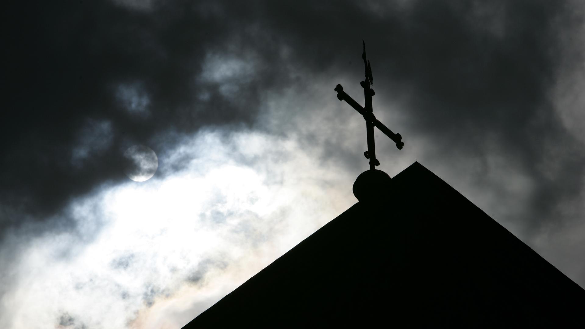 Dunkle Wolken über der katholischen Kirche, hier ein Symbolbild: Der sexuelle Missbrauch durch Geistliche beschäftigt auch das Freiburger Erzbistum stark. 