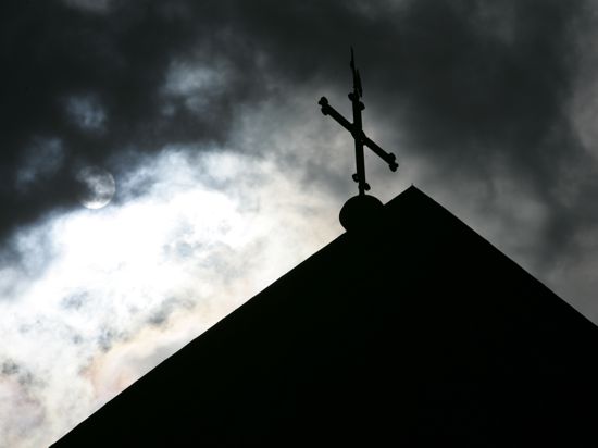 Dunkle Wolken über der katholischen Kirche, hier ein Symbolbild: Der sexuelle Missbrauch durch Geistliche beschäftigt auch das Freiburger Erzbistum stark. 