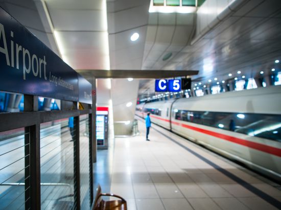 Ein ICE fährt in den Bahnhof des Flughafens Frankfurt ein.