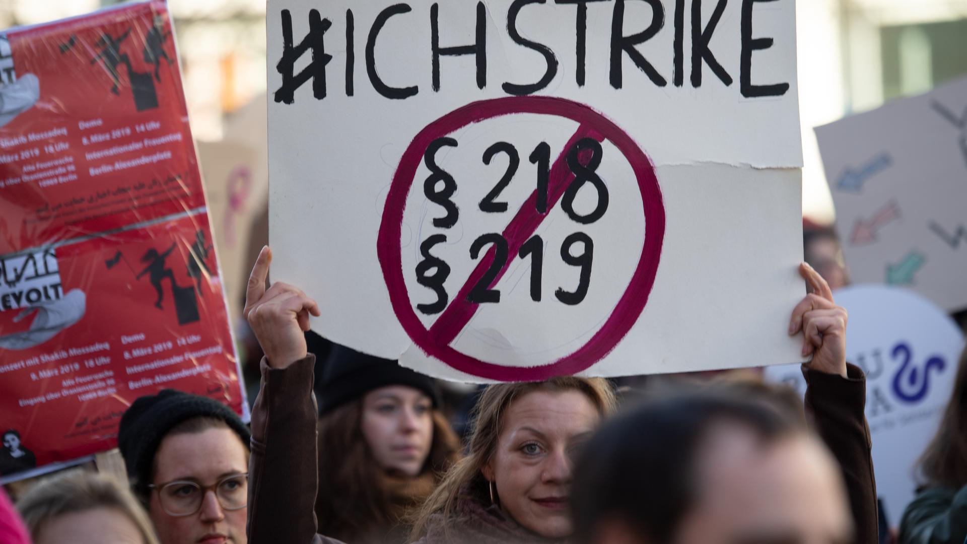 08.03.2019, Berlin: Teilnehmer einer Demonstration zum Internationalen Frauentag gehen durch Mitte und halten dabei ein Schild mit der Aufschrift "#Ichstrike". Foto: Ralf Hirschberger/dpa +++ dpa-Bildfunk +++