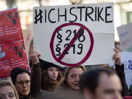 08.03.2019, Berlin: Teilnehmer einer Demonstration zum Internationalen Frauentag gehen durch Mitte und halten dabei ein Schild mit der Aufschrift "#Ichstrike". Foto: Ralf Hirschberger/dpa +++ dpa-Bildfunk +++