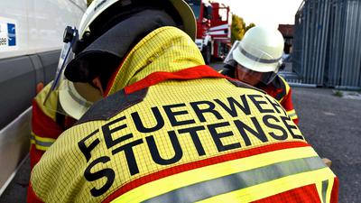 Feuerwehr Stutensee arbeitet neben einem Fahrzeug (Symbolbild)