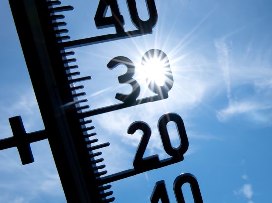 Ein Thermometer zeigt rund 30 Grad an.