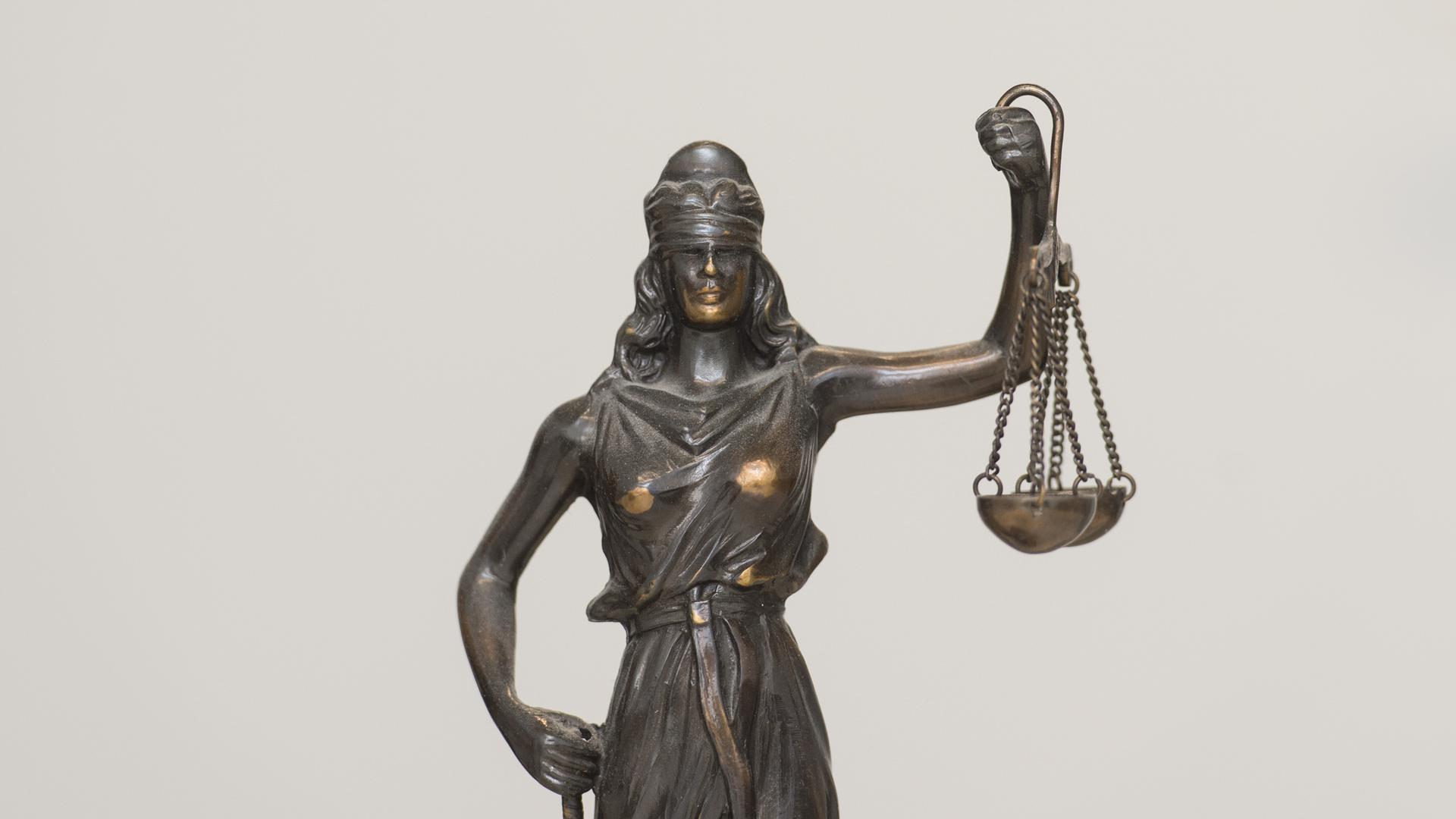 Eine Figur «Justitia» steht im Landgericht Mannheim auf einem Schreibtisch. 