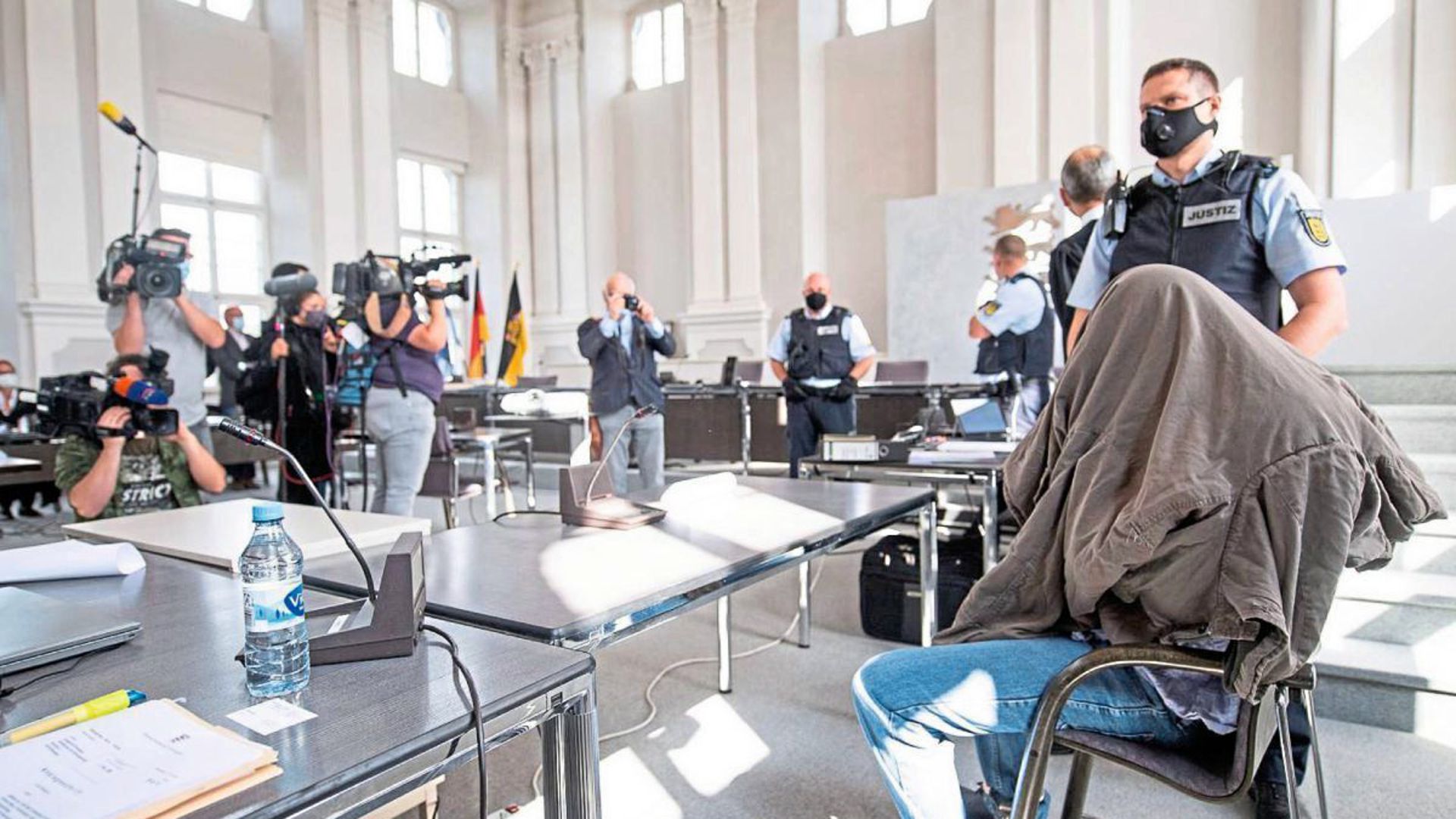 Großes Medieninteresse: Der Angeklagte sitzt während des Prozessauftakts um die Gewalttat in Rot am See mit sechs Toten am 24. Januar 2020 vor dem Landgericht Ellwangen im Gerichtssaal.
