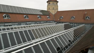 Semitransparente Solarmodule auf den Lichthofdächern des ZKM in Karlsruhe.