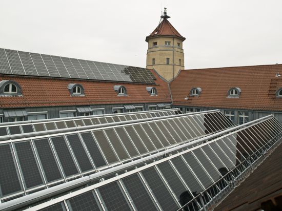 Semitransparente Solarmodule auf den Lichthofdächern des ZKM in Karlsruhe.