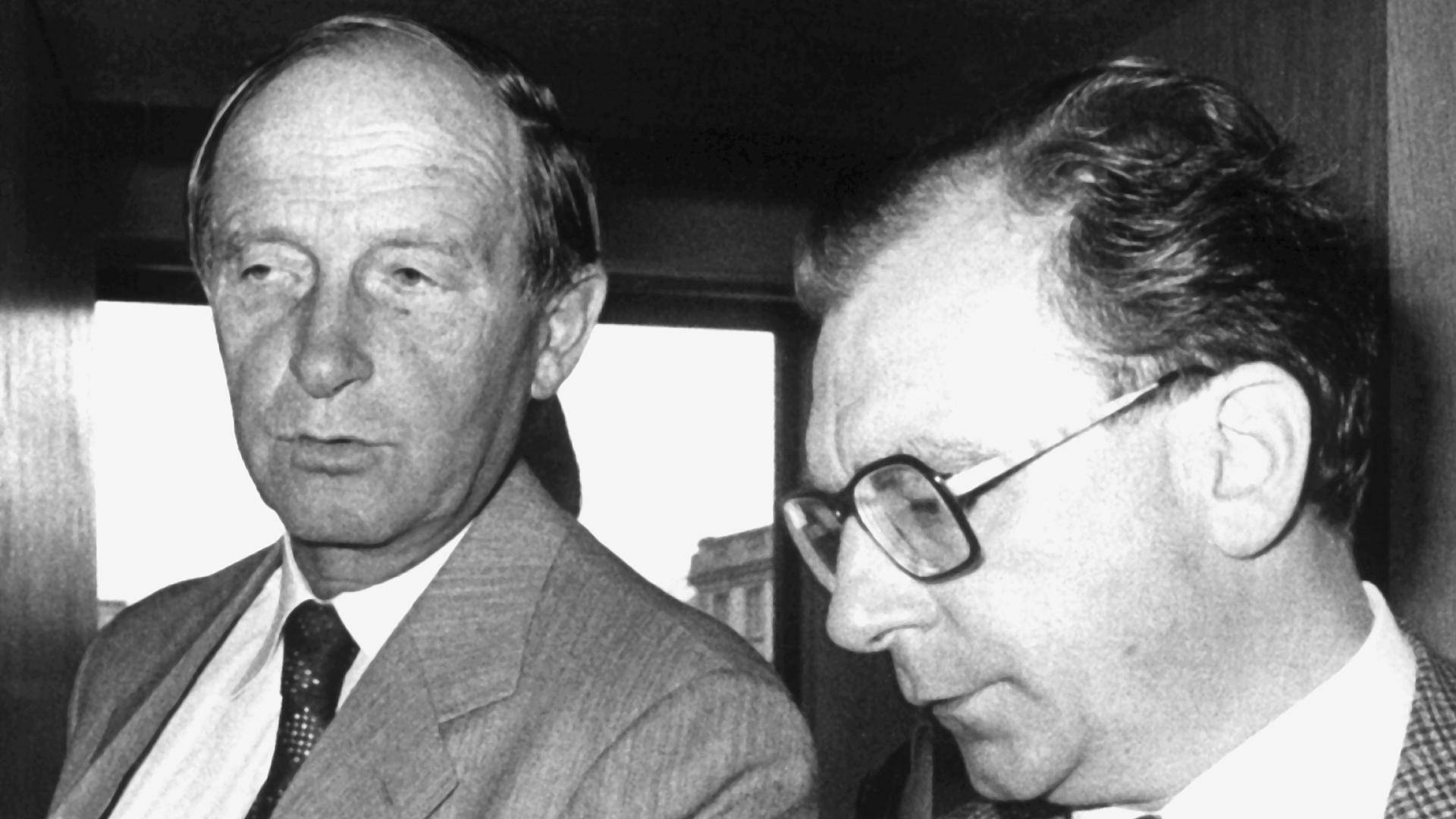 Ende einer Ära: Nach zwölf Jahren im Amt des Ministerpräsidenten von Baden-Württemberg trat Hans Filbinger (links) am 7. August 1978 zurück. Nachfolger wurde sein bisheriger Innenminister Lothar Späth (rechts).