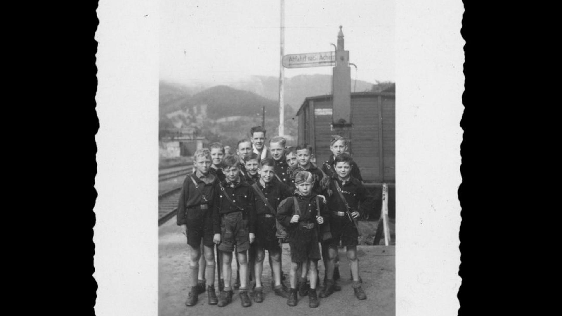 Hermann Stimmler (hinten) leitete einen Ausflug mit den Kindern des nationalsozialistischen Jungvolks auf den Schliffkopf.