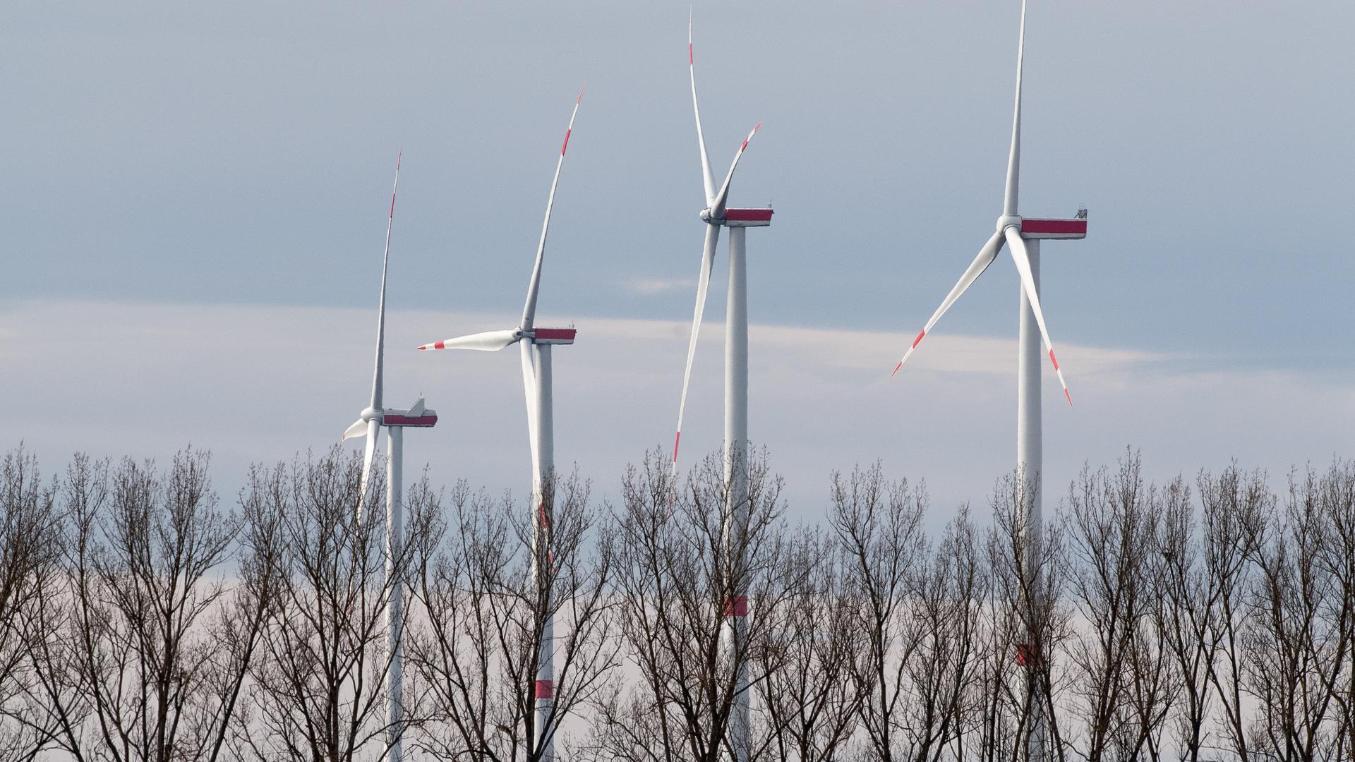 Windräder des Windparks Nonnenholz drehen sich im Wind. 