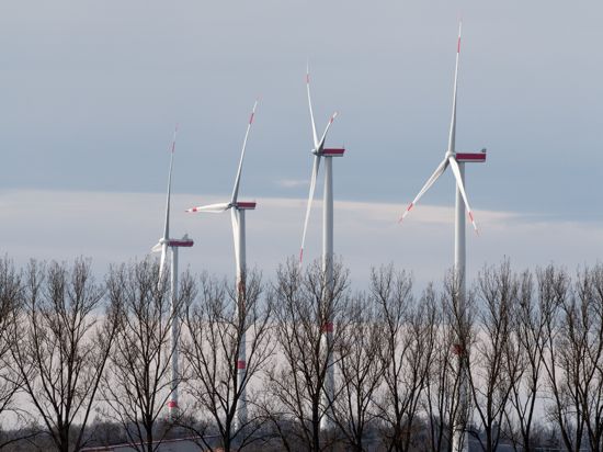 Windräder des Windparks Nonnenholz drehen sich im Wind. (zu dpa: «Stromerzeugung aus Windenergie im Südwesten 2018 stark gestiegen») +++ dpa-Bildfunk +++