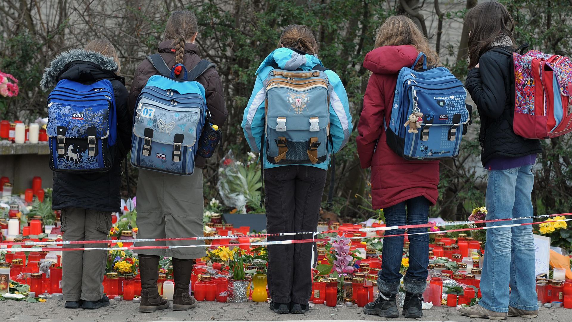 Trauer nach einer unfassbaren Tat: Schülerinnen stehen im März 2009 vor den Kerzen an der Realschule in Winnenden. Ein 17-Jähriger lief dort Amok. 