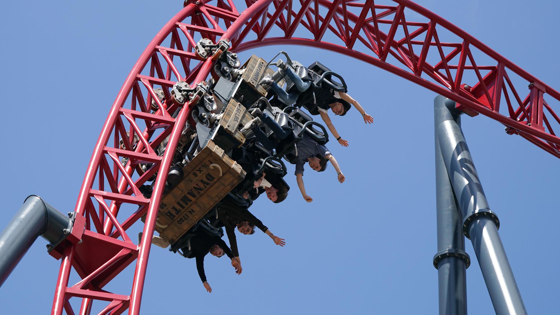Besucher fahren in der neuen Riesen-Achterbahn "Dynamite" zur Saisoneröffnung im Freizeitpark Plohn. +++ dpa-Bildfunk +++