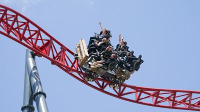 Besucher fahren in der neuen Riesen-Achterbahn "Dynamite" zur Saisoneröffnung im Freizeitpark Plohn. 