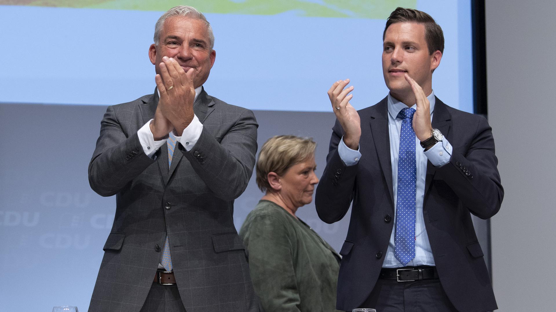 Thomas Strobl (l), Landesvorsitzender der CDU Baden-Württemberg, und Manuel Hagel, Generalsekretär der CDU Baden-Württemberg (r), applaudieren nach der Rede von Baden-Württembergs Kultusministerin Eisenmann auf dem Landesparteitag der CDU Baden-Württemberg. Eisenmann wurde als Spitzenkandidatin für die Landtagswahl 2021 gewählt. +++ dpa-Bildfunk +++