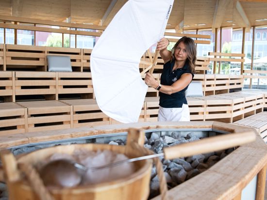 Saunameisterin Susann Knebel demonstriert in der Therme Erding in einer Sauna eine Aufguss-Zeremonie. +++ dpa-Bildfunk +++