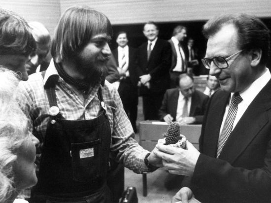 Einen Kaktus erhält der alte und neue Ministerpräsident von Baden-Württemberg, Lothar Späth (r), am 04.06.1980 im Landtag von Stuttgart nach seiner Wiederwahl von Holger Heimann, Wolf-Dieter Hasenclever und Eslbeth Mordo (v.r.) von den Grünen. (zu dpa: ««Nicht rechts, nicht links, sondern vorn» - 40 Jahre Südwest-Grüne») +++ dpa-Bildfunk +++