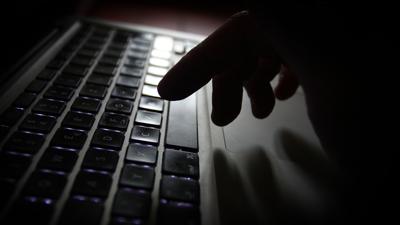 ILLUSTRATION - Ein Mann bedient einen Laptop. (zu dpa "Lambrecht macht Vorschläge: Kinderpornografie soll Verbrechen werden") +++ dpa-Bildfunk +++