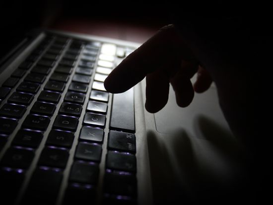 ILLUSTRATION - Ein Mann bedient einen Laptop. (zu dpa "Lambrecht macht Vorschläge: Kinderpornografie soll Verbrechen werden") +++ dpa-Bildfunk +++