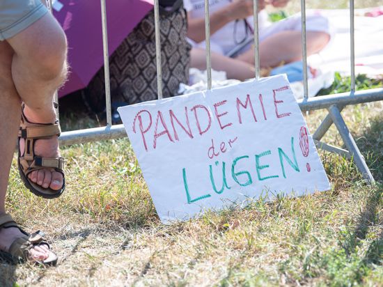 Ein Schild mit der Aufschrift „Pandemie der Lügen!“ steht während einer Kundgebung der Initiative „Querdenken 711“ in Stuttgart.