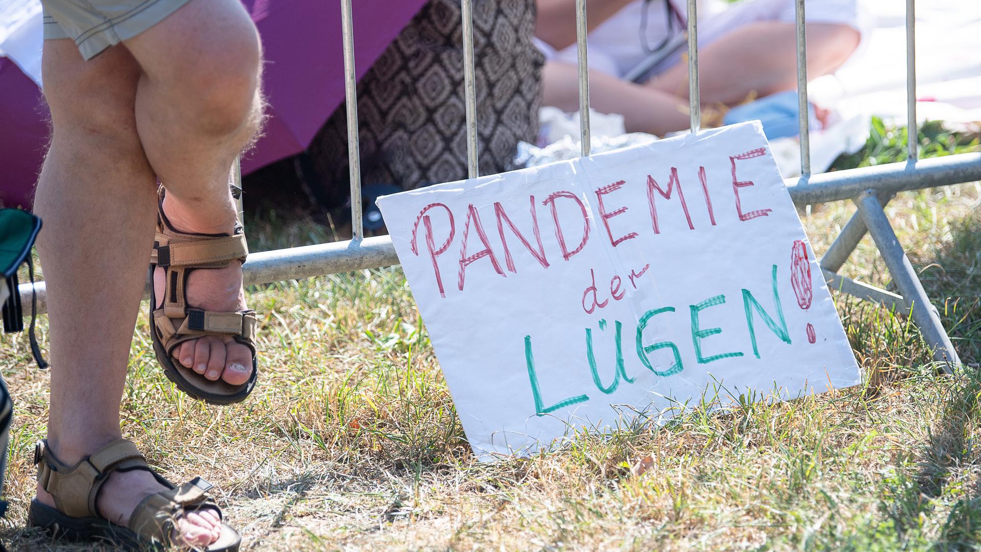 Ein Schild mit der Aufschrift „Pandemie der Lügen!“ steht während einer Kundgebung der Initiative „Querdenken 711“ in Stuttgart.