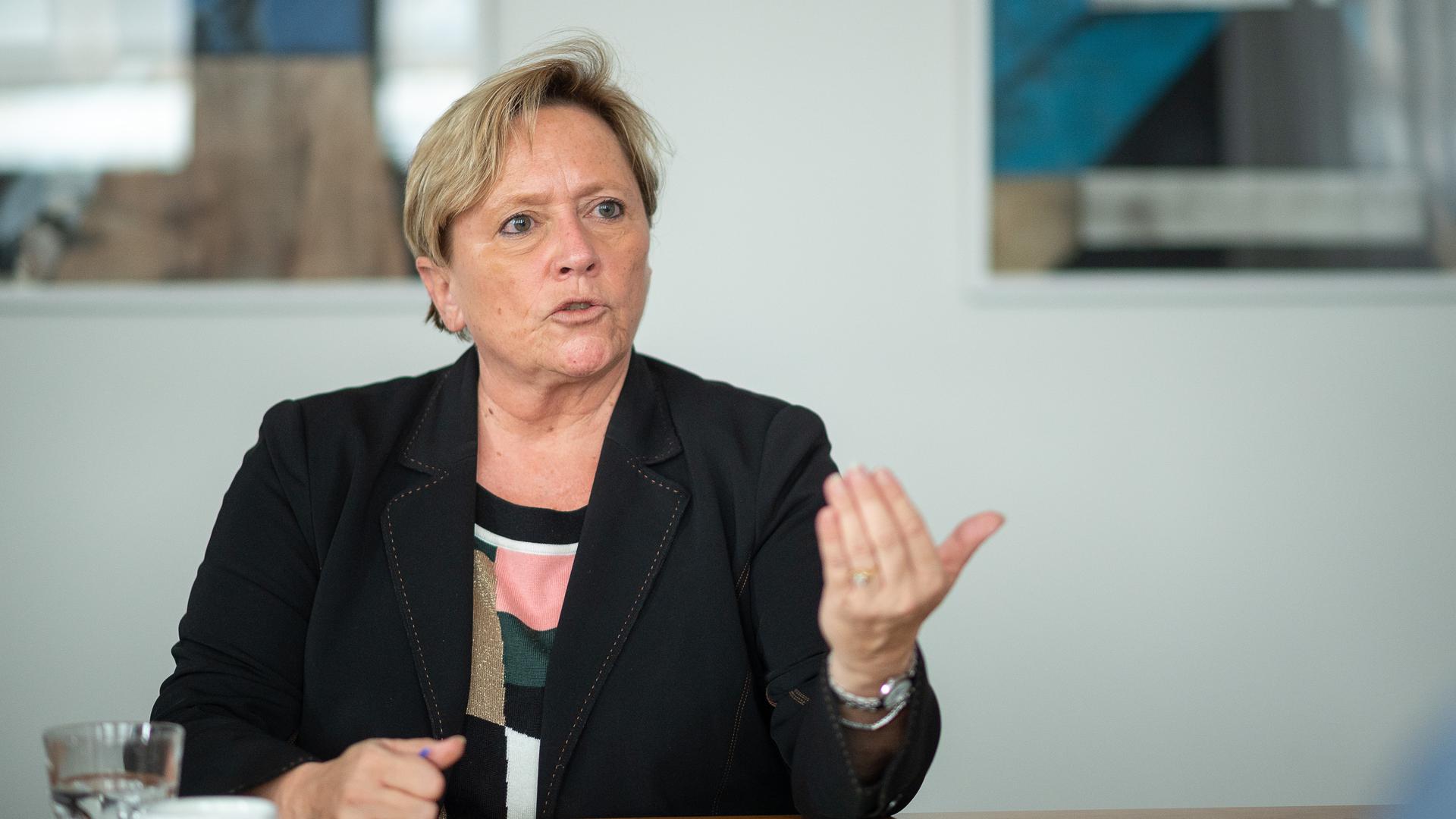 Susanne Eisenmann (CDU), Ministerin für Kultus, Jugend und Sport von Baden-Württemberg und Spitzenkandidatin der CDU Baden-Württemberg zur Landtagswahl 2021, spricht während eines Interviews.