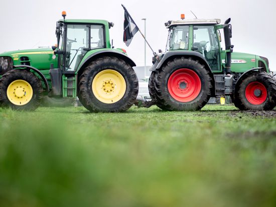 Landwirte blockieren mit ihren Traktoren die Zufahrt zum Zentrallager von Lidl. Hunderte von Landwirten haben in der Nacht zum 01.12.2020 ihre Proteste gegen die Preispolitik des Lebensmitteleinzelhandels fortgesetzt.