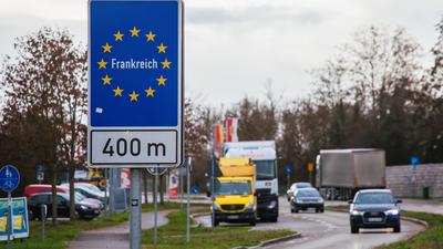 Ein Schild nahe der deutsch-französischen Grenze in Breisach weist auf den nahen Grenzübergang hin.