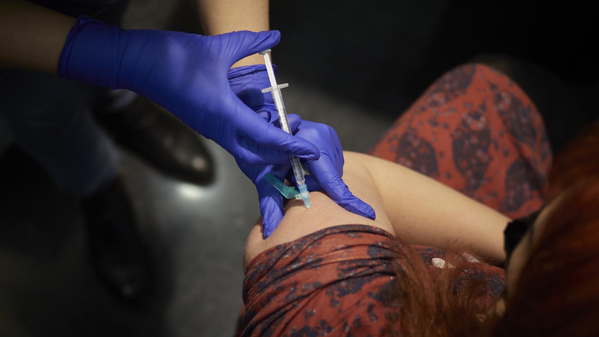 Eine Mitarbeiterin des Gesundheitswesens wird gegen Covid-19 geimpft. Die Region Navarra hat an diesem Dienstag die Impfkampagne für das Gesundheitspersonal gestartet.
