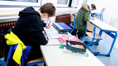 Möglichkeiten Eingeschränkt: Seit 2011 ist in Baden-Württemberg pro Stadt- und Landkreis nur noch je eine G9-„Modellschule“ zugelassen. Der Regelfall ist seither, dass die Schülerinnen und Schüler an den allgemeinbildenden Gymnasien ihr Abitur nach der zwölften Klasse machen.