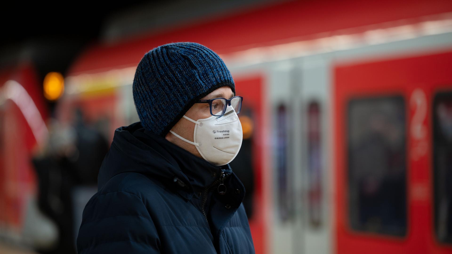 Ein Mann trägt in einer S-Bahn Haltestelle eine KN95-Schutzmaske. +++ dpa-Bildfunk +++