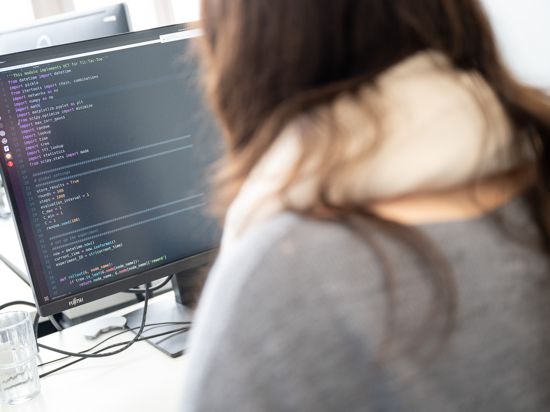 Eine Forscherin arbeitet an einem Computer an einem Code.